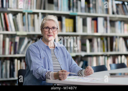 Portrait of mature student in college library Banque D'Images