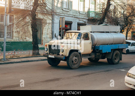 Vintage urss voiture avec réservoir d'eau sur la rue en Ukraine GAZ Banque D'Images