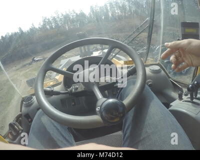 L'intérieur de l'intérieur du tracteur au cours de processus de travail vue première personne Banque D'Images