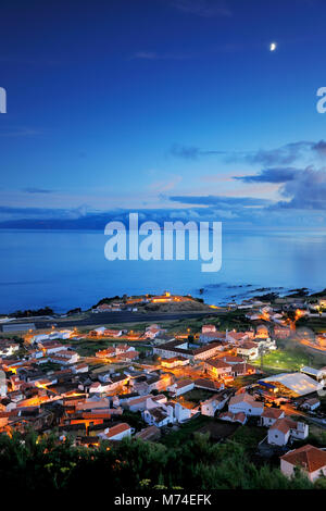 Vila Nova do Corvo au crépuscule. L'île de Flores à l'horizon. Açores, Portugal Banque D'Images