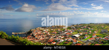 Vila Nova do Corvo. L'île de Flores à l'horizon. Açores, Portugal Banque D'Images