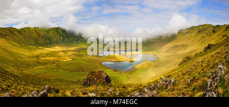 Le cratère volcanique (Caldeirão) avec un lac magnifique sur le haut de l'île de Corvo. Açores, Portugal Banque D'Images