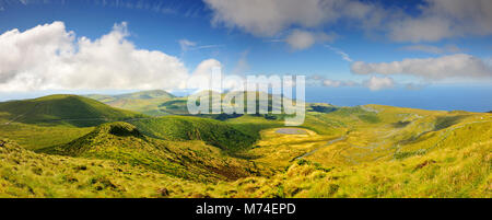 Plateau des lagunes et Lagoa Branca, l'île de Flores. Açores, Portugal Banque D'Images