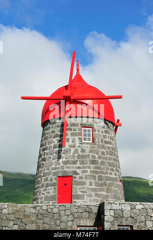 Moulins à vent traditionnels à São Mateus (Praia), île de Graciosa. Açores. Portugal Banque D'Images