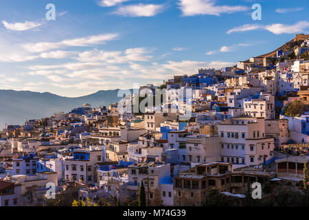 Vue de la mosquée espagnole au coucher du soleil sur les toits de la ville bleue de Chefchaouen dans les montagnes du Rif, au Maroc. Banque D'Images