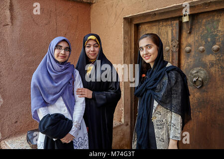 Abyaneh, Iran - le 26 avril 2017 : trois jeunes femmes iraniennes dans un hijab dans un village traditionnel dans les montagnes. Banque D'Images