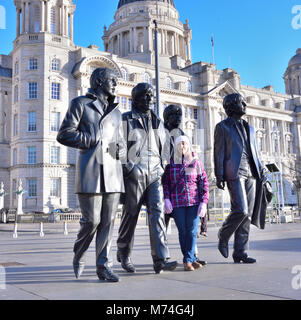 Marcher avec les statues Beatles Liverpool Banque D'Images