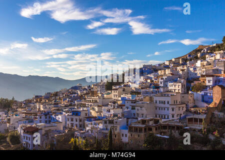 Vue de la mosquée espagnole au coucher du soleil sur les toits de la ville bleue de Chefchaouen dans les montagnes du Rif, au Maroc. Banque D'Images