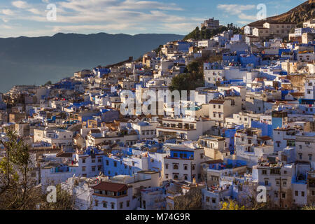 Vue de la mosquée espagnole au coucher du soleil sur les toits de la ville bleue de Chefchaouen dans les montagnes du Rif, au Maroc. Banque D'Images