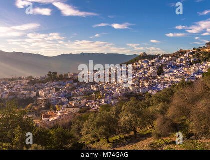 Vue de la mosquée espagnole au coucher du soleil sur les toits de la ville bleue de Chefchaouen dans les montagnes du Rif, au Maroc. Banque D'Images