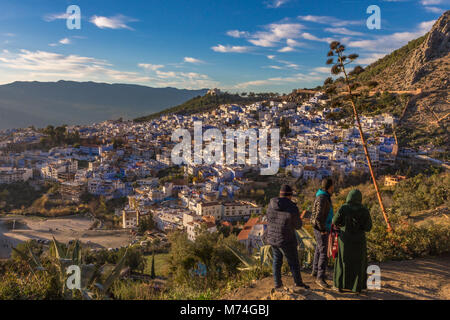 Vue de la mosquée espagnole au coucher du soleil sur les toits de la ville bleue de Chefchaouen dans les montagnes du Rif, au Maroc. Banque D'Images