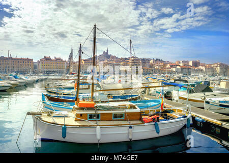 Port avec voiliers et bateaux, amarrés dans le vieux port de Marseille. France Banque D'Images