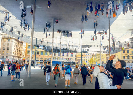 Voir d'auvent en miroir moderne au Vieux Port avec personnes à pied et cherche à leur réflexion. Marseille, France, Provence Banque D'Images