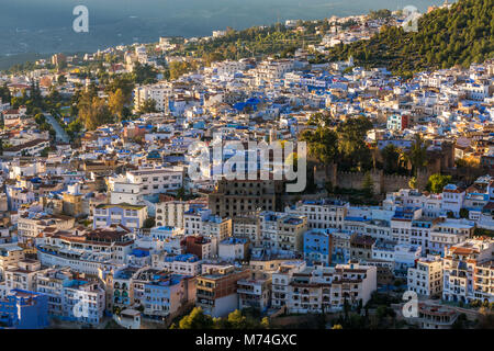 Vue de la mosquée espagnole au coucher du soleil sur les toits de la ville bleue de Chefchaouen dans les montagnes du Rif, au Maroc. Banque D'Images