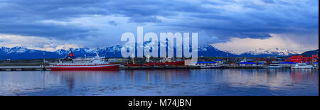 Sunrise Panorama Patagonia Ushuaia harbor, ville la plus au sud de la passerelle dans le tourisme mondial, à l'Antarctique fond de montagne des Andes, à quai des navires de tourisme Banque D'Images