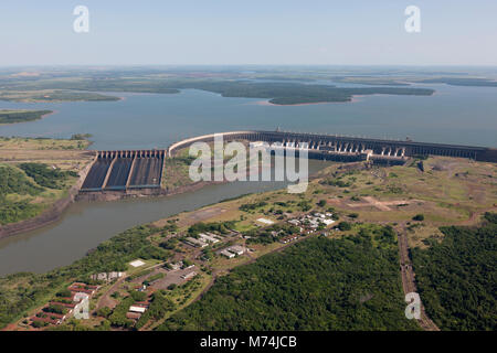 Centrale hydroélectrique d'Itaipu, construit par le Paraguay et le Brésil le 2ème plus grand fleuve du Prana dans monde, partenaire de l'ONU sur le changement climatique, 1 des sept merveilles modernes Banque D'Images