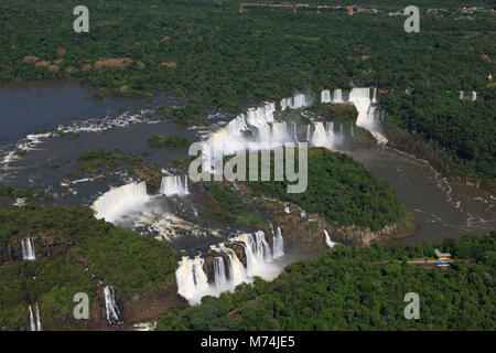 Chutes d'Iguazu à la frontière de l'eau élevé au Brésil, l'Argentine UNESCO World Heritage site, merveilles naturelles du monde paysage pittoresque panorama aérien Banque D'Images