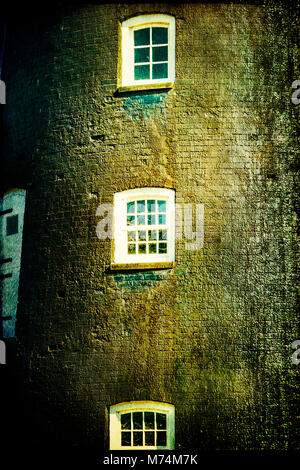 Windows dans un vieux moulin en brique Banque D'Images