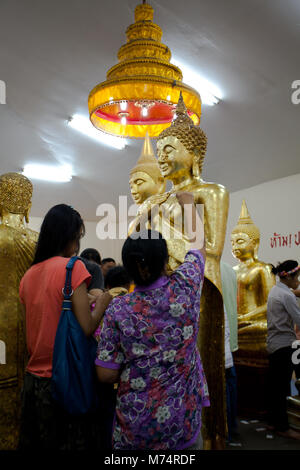 Chachoengsao, Thaïlande - Aug 7, 2010 : donner de l'argent et mettre bouddhiste de la feuille d'or sur le bouddha à Sothorn Chachoendsao temple Thaïlande province Banque D'Images