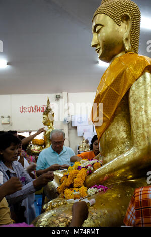 Chachoengsao, Thaïlande - Aug 7, 2010 : donner de l'argent et mettre bouddhiste de la feuille d'or sur le bouddha à Sothorn Chachoendsao temple Thaïlande province Banque D'Images