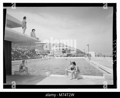 Une photographie de Haïfa, une grande ville portuaire en Israël. L'image capture le paysage côtier, les caractéristiques architecturales et l'environnement urbain de la ville, soulignant son importance en tant que ville clé au moyen-Orient. Banque D'Images