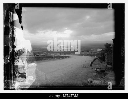Une photographie de Haïfa, mettant en valeur le paysage et les caractéristiques architecturales de la ville. L'image capture une vue de Haïfa, une ville clé en Israël connue pour son port et ses diverses influences culturelles. Banque D'Images