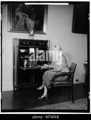 Portrait de MRS Herbert C. Hoover, première dame des États-Unis de 1929 à 1933. L'image capture son élégance et son rôle pendant l'administration Hoover. Banque D'Images