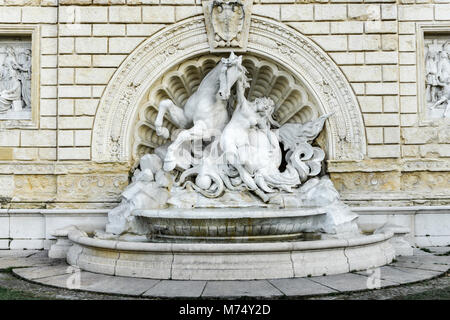 Détail de Fontaine de nymphes et Seahorse Inn Bologna, Italie. Statue a été faite par Diego Sarti en 1896. Banque D'Images