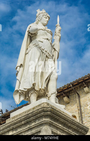 En vue de la statue de la liberté en face de Palais Public à San Marino Banque D'Images