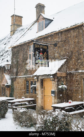 Îles Falkland Arms pub à Chadlington dans la dans la neige. Great Tew, Cotswolds, Oxfordshire, Angleterre Banque D'Images