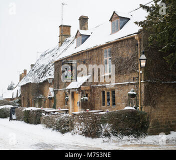 Îles Falkland Arms pub à Chadlington dans la dans la neige. Great Tew, Cotswolds, Oxfordshire, Angleterre Banque D'Images