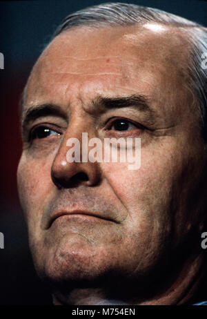 Tony Benn au congrès du parti travailliste, Bournmouth en octobre 1985 Anthony Neil Wedgwood Benn (3 avril 1925 - 14 mars 2014), à l'origine connu comme Anthony Wedgwood Benn, mais plus tard comme Tony Benn, était un homme politique français, écrivain et chroniqueuse. Il a été membre du Parlement (MP) pour 47 ans entre 1950 et 2001 les élections générales et un ministre dans les gouvernements travaillistes de Harold Wilson et James Callaghan dans les années 1960 et 1970. À l'origine un modéré, il a été identifié comme étant sur la partie gauche du disque dur a partir du début des années 1980, et a été largement considérée comme un promoteur du socialisme démocratique Banque D'Images