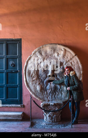 Bocca della Verità. La bouche de la vérité est un masque de marbre à Santa Maria in Cosmedin l'église, à la place de la Bocca della Verità. Rome. Le Latium. Italie Banque D'Images