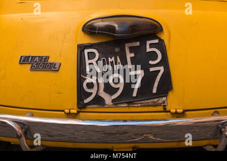 Fiat 500 classique avec des Roms, des plaques de voiture garée sur backstreet Trastevere, Rome, Latium, Italie. Banque D'Images