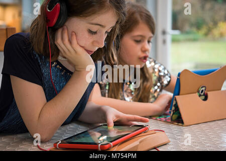 Portrait horizontal de deux filles jouer à des jeux sur ordinateur. Banque D'Images