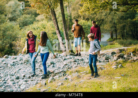La famille sont randonnées ensemble par le Lake District. Banque D'Images