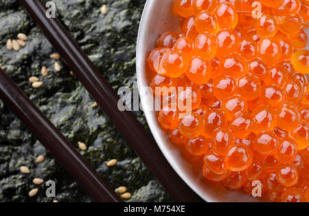 Oeufs de saumon ou de l'ikura sushi style japonais à partir de matières premières fraîches salmond pêcher dans l'éclairage de studio. Banque D'Images