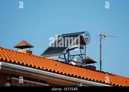 Panneau solaire pour le chauffage de l'eau et les antennes de télévision, d'un toit d'une maison Banque D'Images