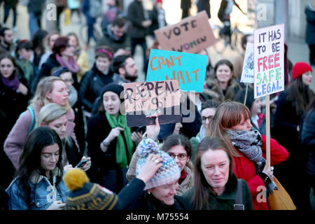 Personnes porteuses de signes divers, comme les participants à prendre part à une manifestation dans le centre-ville de Dublin à demander l'abrogation du 8e amendement à la constitution irlandaise. Banque D'Images