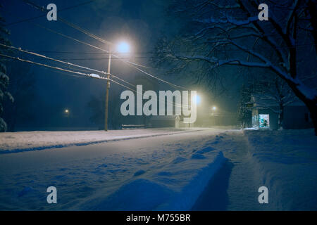 Une tempête de neige frappe une petite ville de la Nouvelle-Angleterre, Adams, Massachusetts, dans la nuit. Banque D'Images