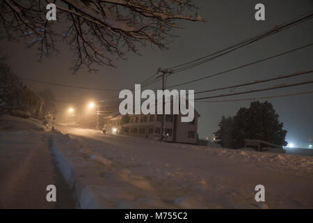 Une tempête de neige frappe une petite ville de la Nouvelle-Angleterre, Adams, Massachusetts, dans la nuit. Banque D'Images