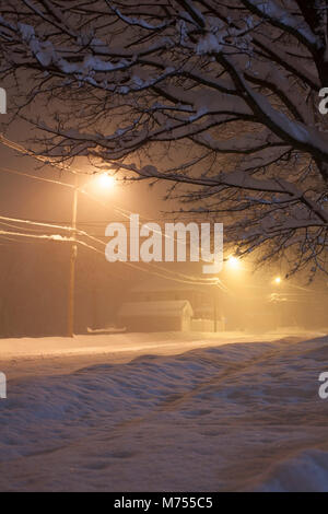 Une tempête de neige frappe une petite ville de la Nouvelle-Angleterre, Adams, Massachusetts, dans la nuit. Banque D'Images