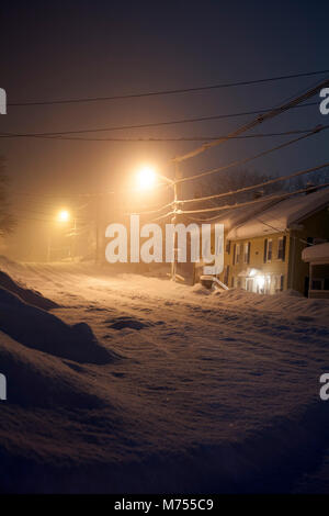 Une tempête de neige frappe une petite ville de la Nouvelle-Angleterre, Adams, Massachusetts, dans la nuit. Banque D'Images