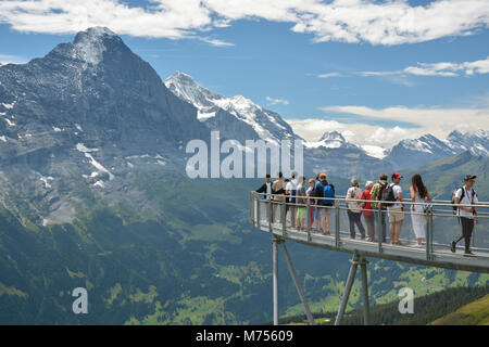 GRINDELWALD, SUISSE - Juillet 2017 - 'Cliffwalk' à Grindelwald Premièrement, la Suisse est toujours bondé de touristes qui ont besoin d'attendre pour prendre une belle Banque D'Images