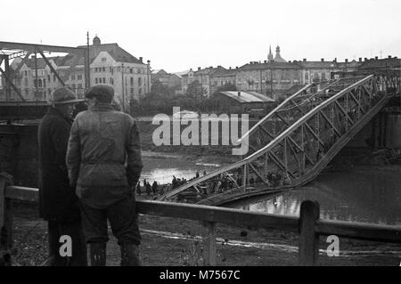 Lviv / Lwow en Pologne (aujourd'hui Ukraine) 1939 WW2 soldats allemands et pont détruit la deuxième Guerre mondiale Banque D'Images