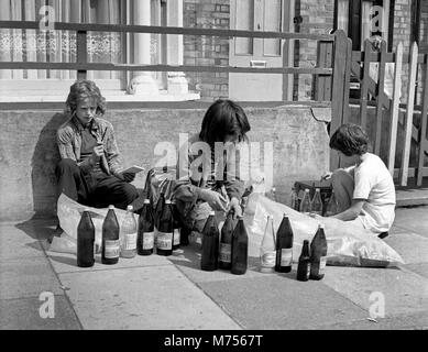 Les jeunes garçons la collecte de bouteilles en verre pour recueillir le dépôt et de faire un peu d'argent de poche dans le sud de Londres 1970 Banque D'Images