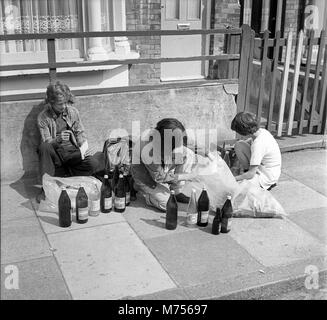 Les jeunes garçons la collecte de bouteilles en verre pour recueillir le dépôt et de faire un peu d'argent de poche dans le sud de Londres 1970 Banque D'Images