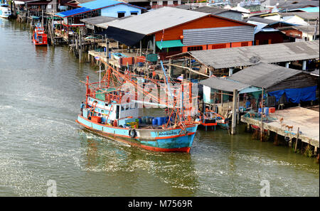 RAYONG, THAÏLANDE-Nov 25:La pêche voile en venant de la mer dans la soirée et prêt à vendre des fruits de mer au marché aux poissons, sur Jun 25,2016 à Rayong Banque D'Images