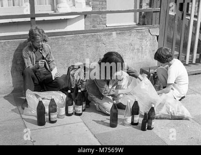 Les jeunes garçons la collecte de bouteilles en verre pour recueillir le dépôt et de faire un peu d'argent de poche dans le sud de Londres 1970 Banque D'Images