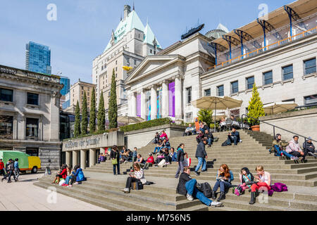 Les gens se sont rassemblés sur les marches de Robson Square, Vancouver, Colombie-Britannique, Canada. Banque D'Images